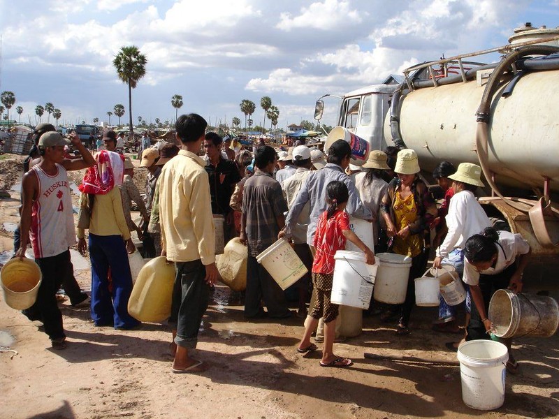 Durch Landgrabbing vertriebene Dorfbewohner versuchen an Trinkwasser zu kommen 