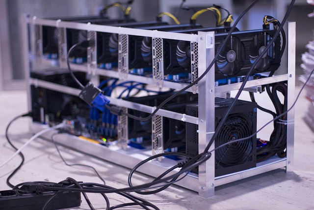 Mining-Rig aus 8 ASIC-Boards und einem PC zur Steuerung zum Erzeugen von Bitcoins
