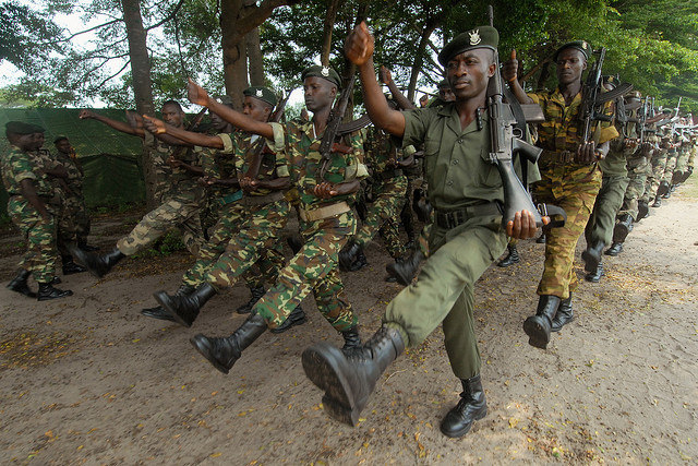 Soldaten aus Burundi, teilweise ausgerüstet mit deutschen Sturmgewehren vom Typ H&K G3 vor ihrem Einsatz in Somalia