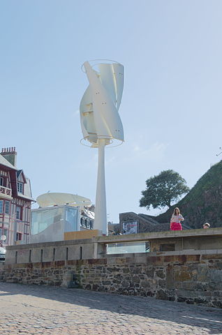 Verdrillter Savonius-Rotor als Kleinwindkraftanlage in der Stadt (Quelle: Popolon CC BY-SA 4.0)