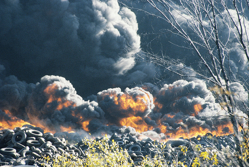 brennende Reifendeponie in den USA (1986) - über mehrere Woche hinweg dauerten der Brand, welchem ca. 15 bis 20 Millionen Altreifen zum Opfer fielen (Quelle: WIDNR CC BY-ND 2.0) 