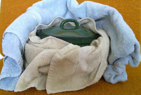 Kochtopf mit Handtüchern als Alternative zu einem Kochsack