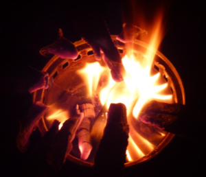 Lagerfeuer auf einem Holzvergaser - die Jets der Sekundärverbrennung lassen sich im Dunkeln gut erkennen