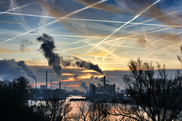 Kondensstreifen durch Abgase von Flugzeugen am Himmel über Wiesbaden