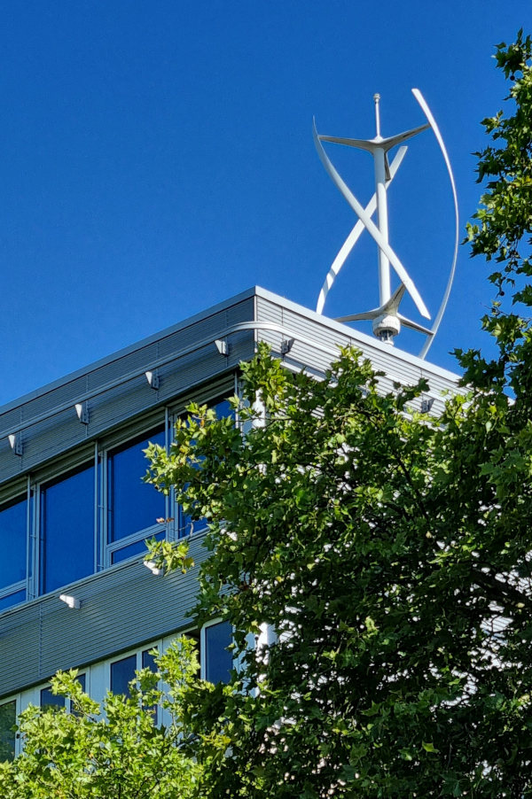 Windenergie auf dem Dach: Windkraftanlage in der Innenstadt von Bochum