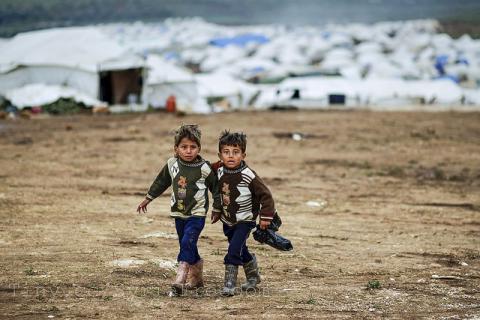 Kinder vor einer Zeltstadt im Flüchtlingscamp Atmeh in Syrien (Quelle: Freedom House CC BY 2.0)