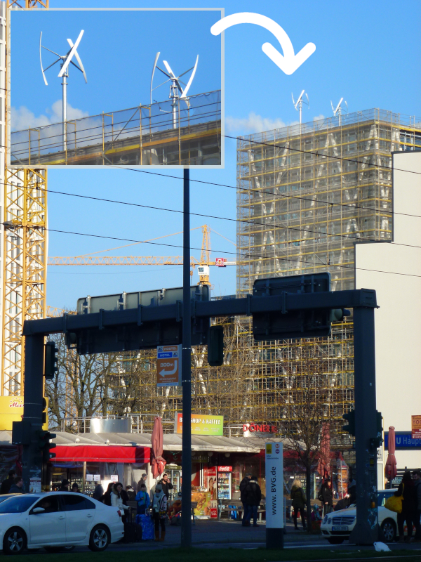 Windkraftanlage auf dem Dach eines Hochhauses am Berliner Hauptbahnhof
