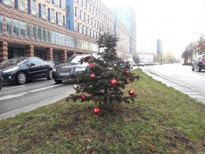 Weihnachtsbaum auf dem Grünstreifen zwischen zwei Straßen in Hamburg (Quelle: sandergala.de)