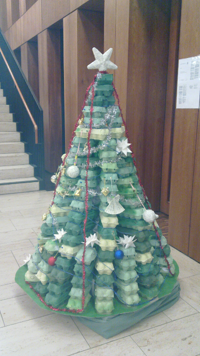 Upcycling-Weihnachtsbaum aus Eierverpackungen (Quelle: TransitionsBlog.de CC-BY-SA)