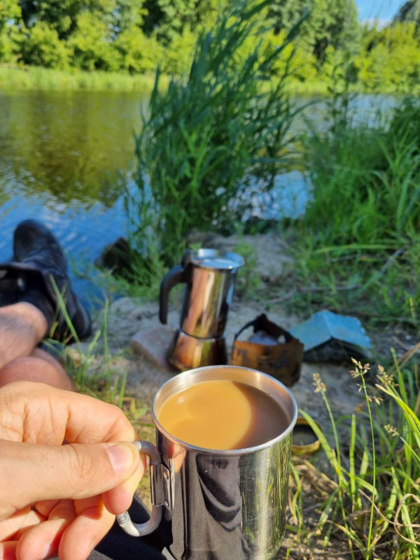 Nachhaltiger Campingkocher: frischer Outdoor-Kaffee mit einem Trangia-Spirituskocher