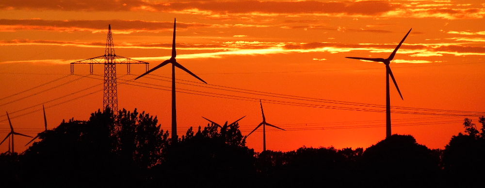 Nachhaltig leben mit Ökostrom aus Windkraft und Solaranlagen