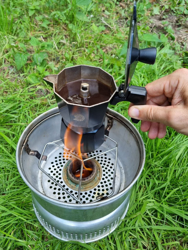 Trangia-25 Kochset mit Halterung über dem Brenner für die Espressokanne