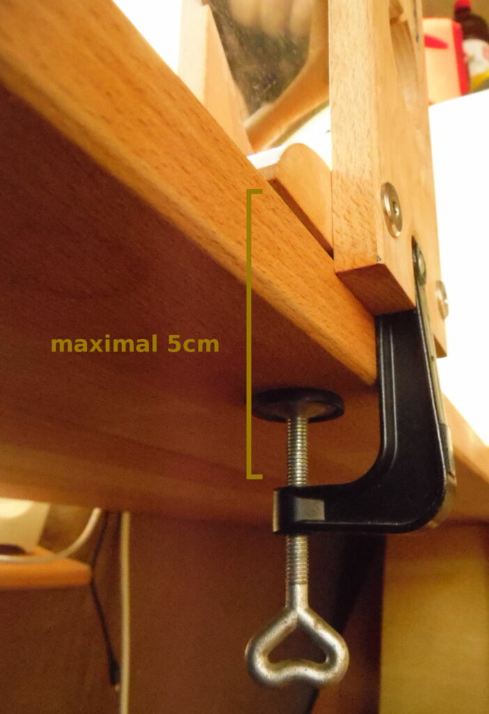 Die Schraubzwinge vom Schnitzer Flockenquetsche kann bis zu 5cm starke Tischplatten festgeschraubt werden