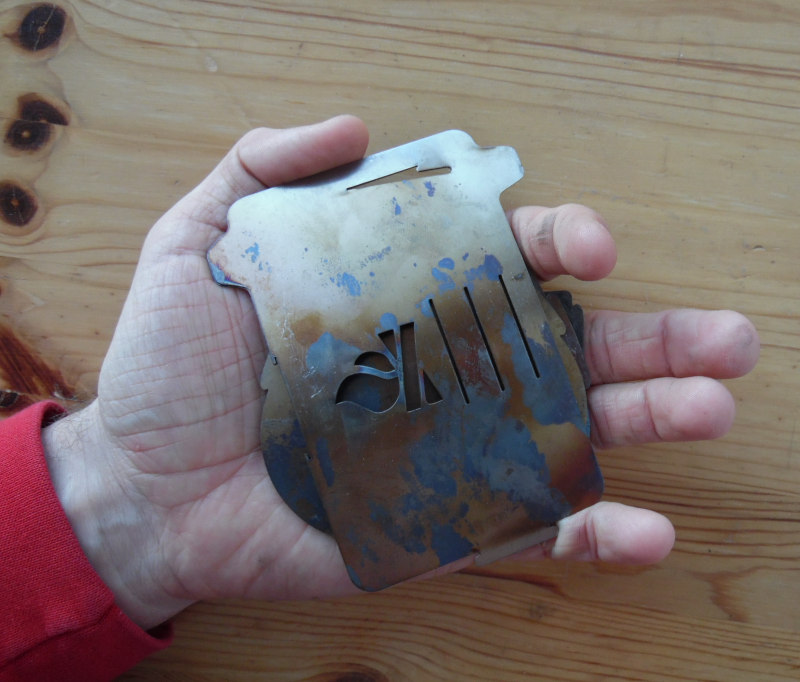 Mini-Kocher: klein und handlich - die Bushbox Ultralight passt auseinandergebaut in die flache Hand