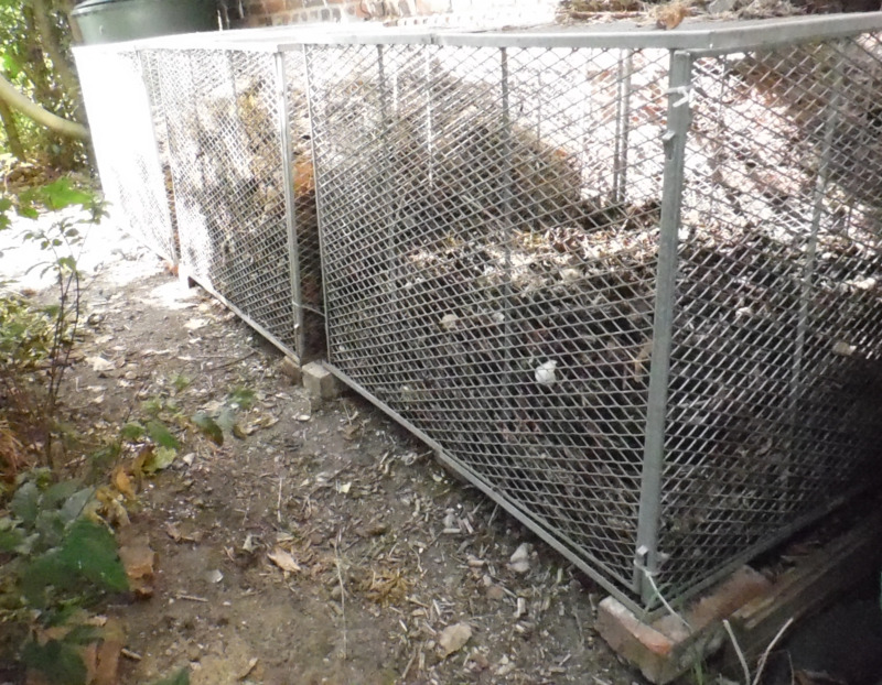 Offener Komposter aus Metallgittern an den Seiten, am Boden und als Deckel