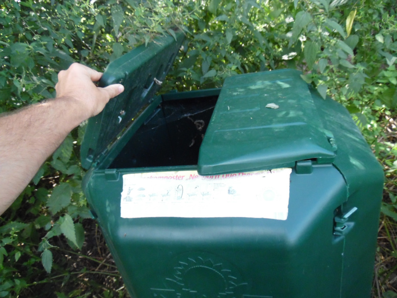 Bei wenig Platz im Garten sollte wenigstens ein Thermokomposter angeschafft werden - dieser ist kompakt, unauffällig und kompostiert schnell