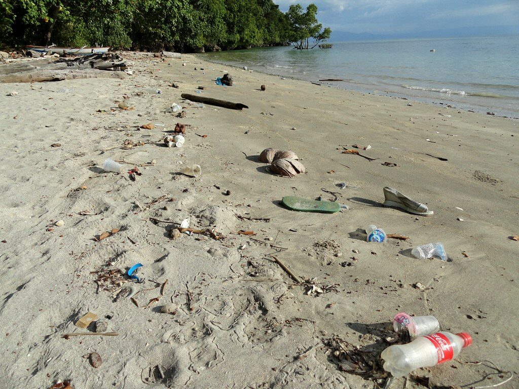 Plastikmüll an einem Strand in Indonesien