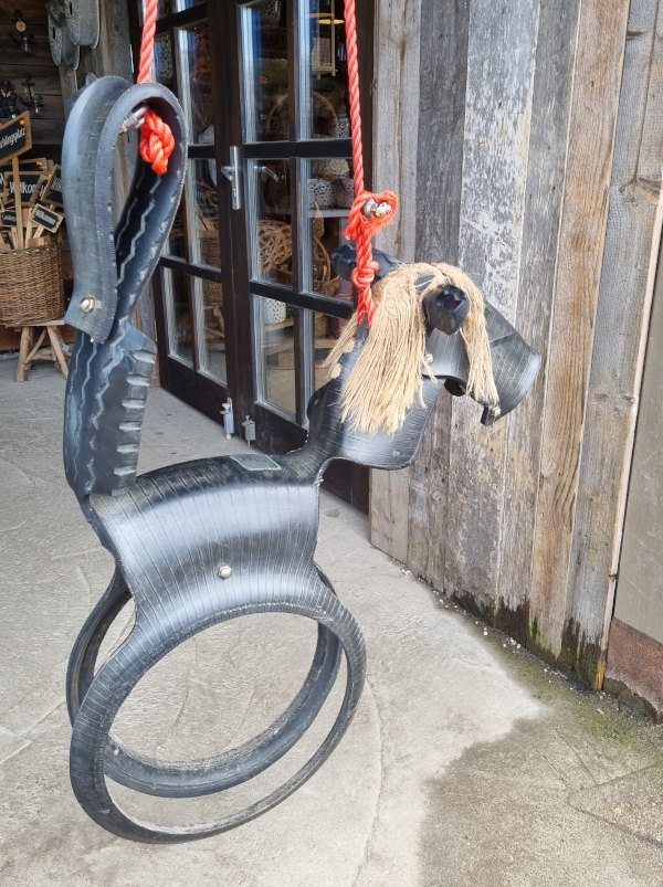 Upcycling-Idee für Kinder: Schaukelpferd aus einem Autoreifen