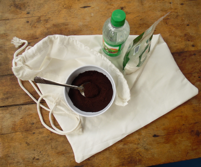Zutatenliste für das Färben von Stoff mit Kaffeesatz: Essig, Kochsalz, Topf mit kochendem Wasser