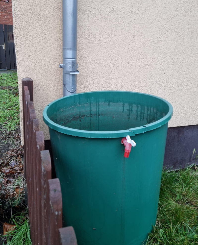 Regenwasser sammeln mit einer Regenklappe und einer Regentonne