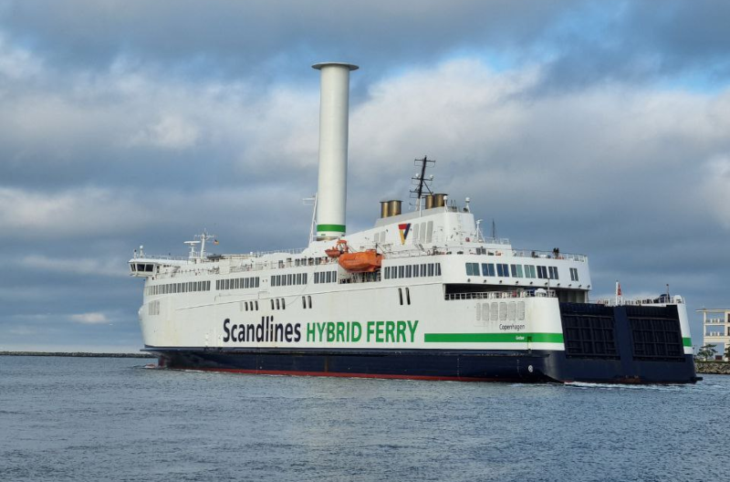 Fähre mit Flettner-Rotor: MS Copenhagen von Scandlines in der Hafeneinfahrt von Rostock 