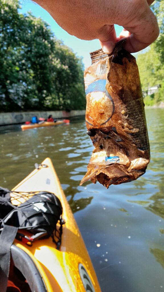 Clean-up: Plastikverpackungen und anderer Müll wird in der Spree eingesammelt