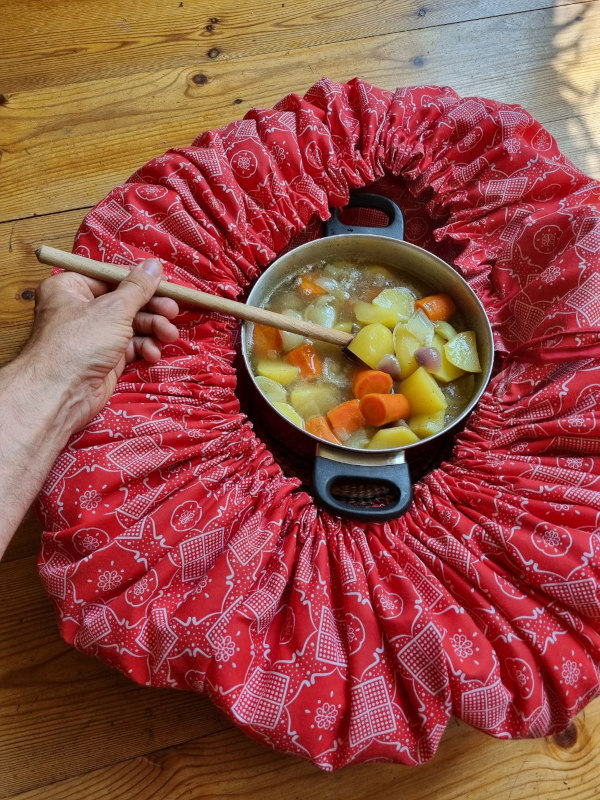 Kochen mit Restwärme: der Eintopf kochte nur 5 Minuten auf dem Herd und garte dann in einem Kochsack zuende