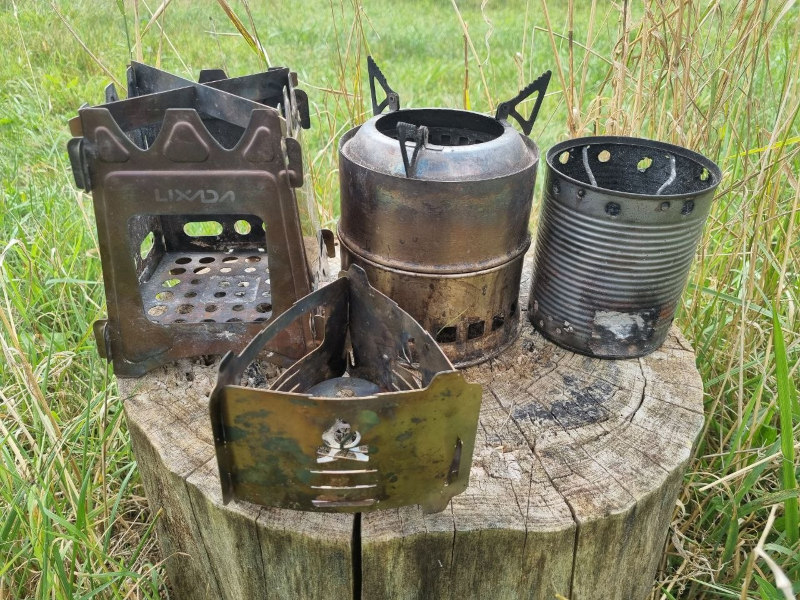 Holzkocher-Vergleich - vorne: Bushbox ultralight / hinten: Lixada Holkocher, Lixada Holzvergaser und Hobokocher aus Konservendose